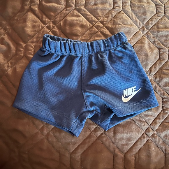 Newborn Nike 2 Piece Outfit - Picture 4 of 5